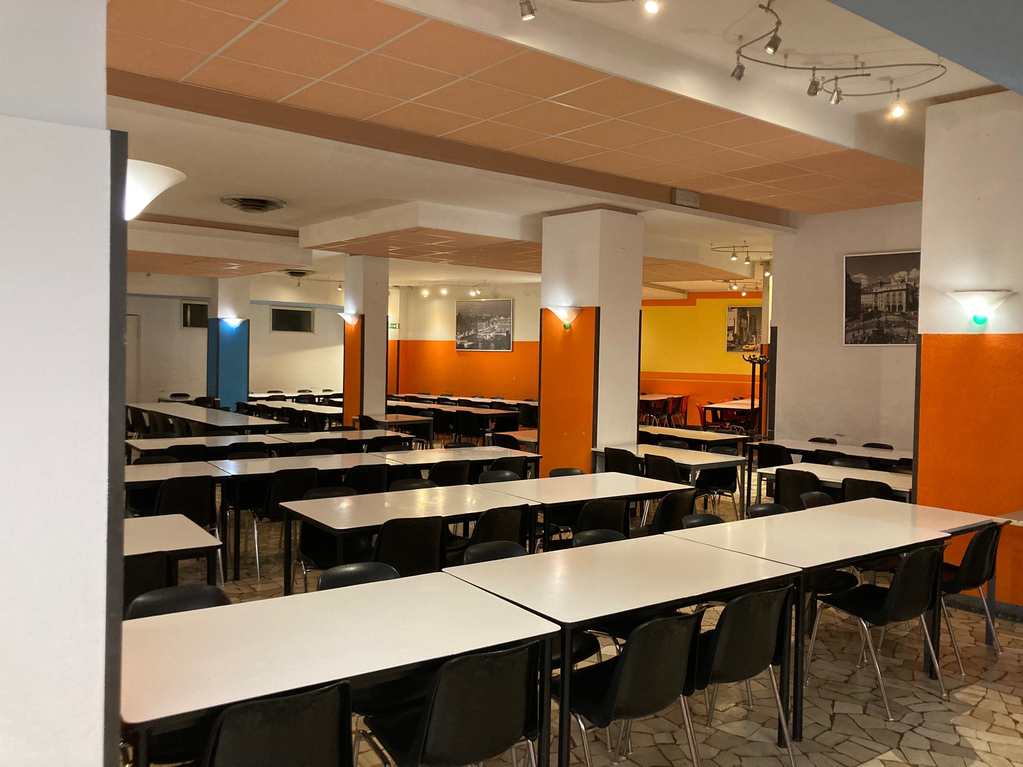 Ambiente moderno del ristorante universitario