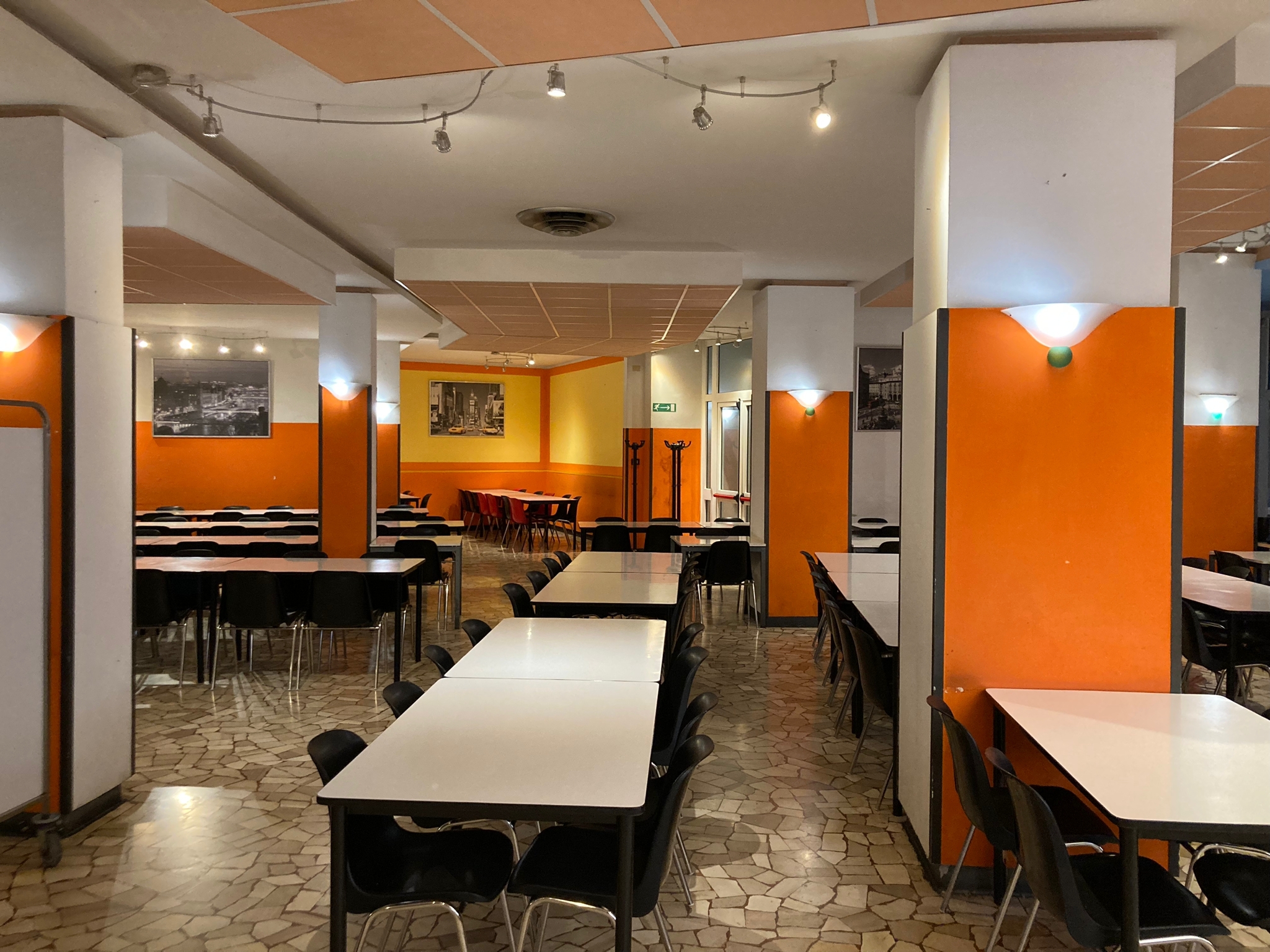 Ampia sala ristorante universitario