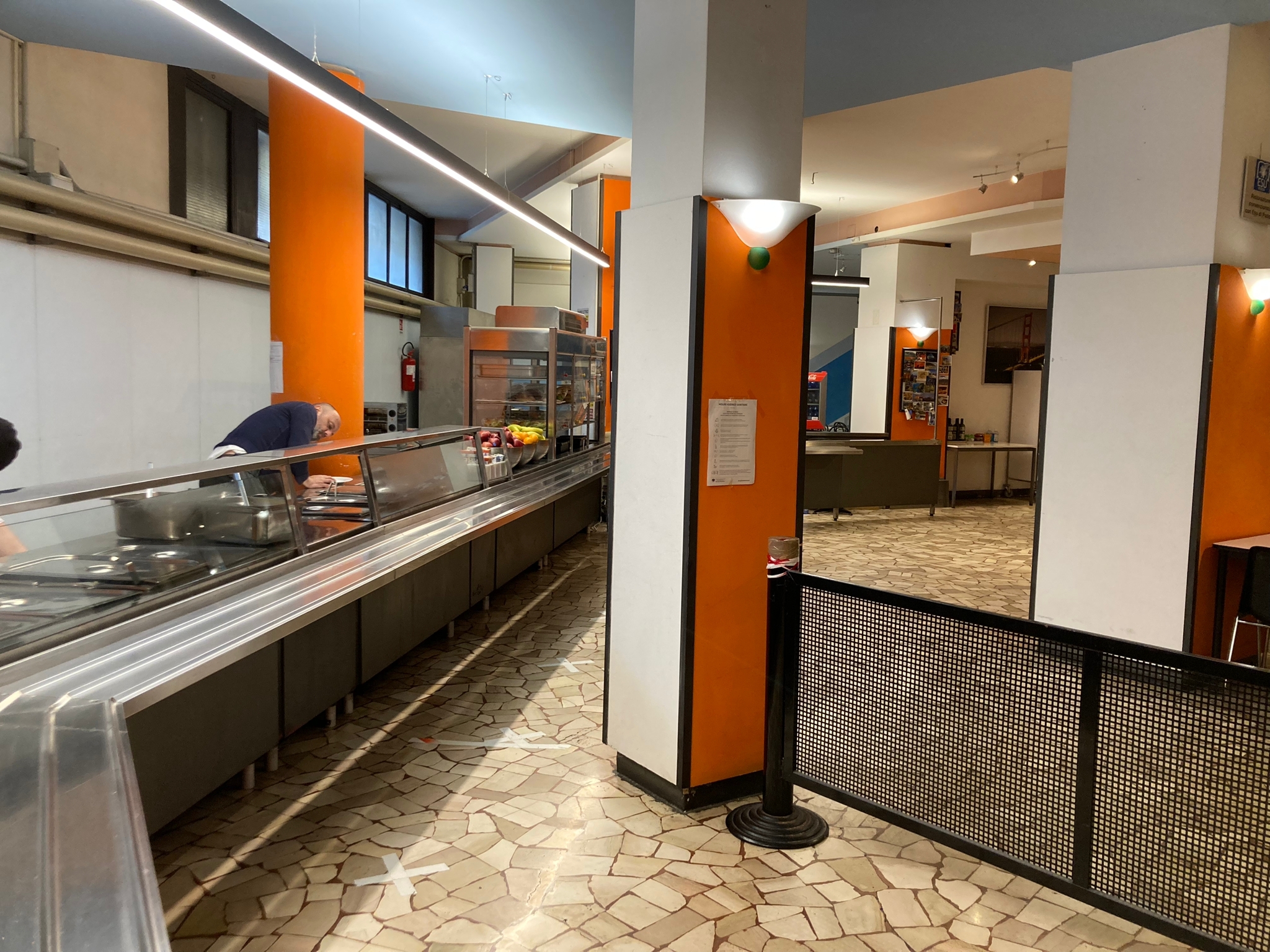 Cucina professionale con chef al lavoro